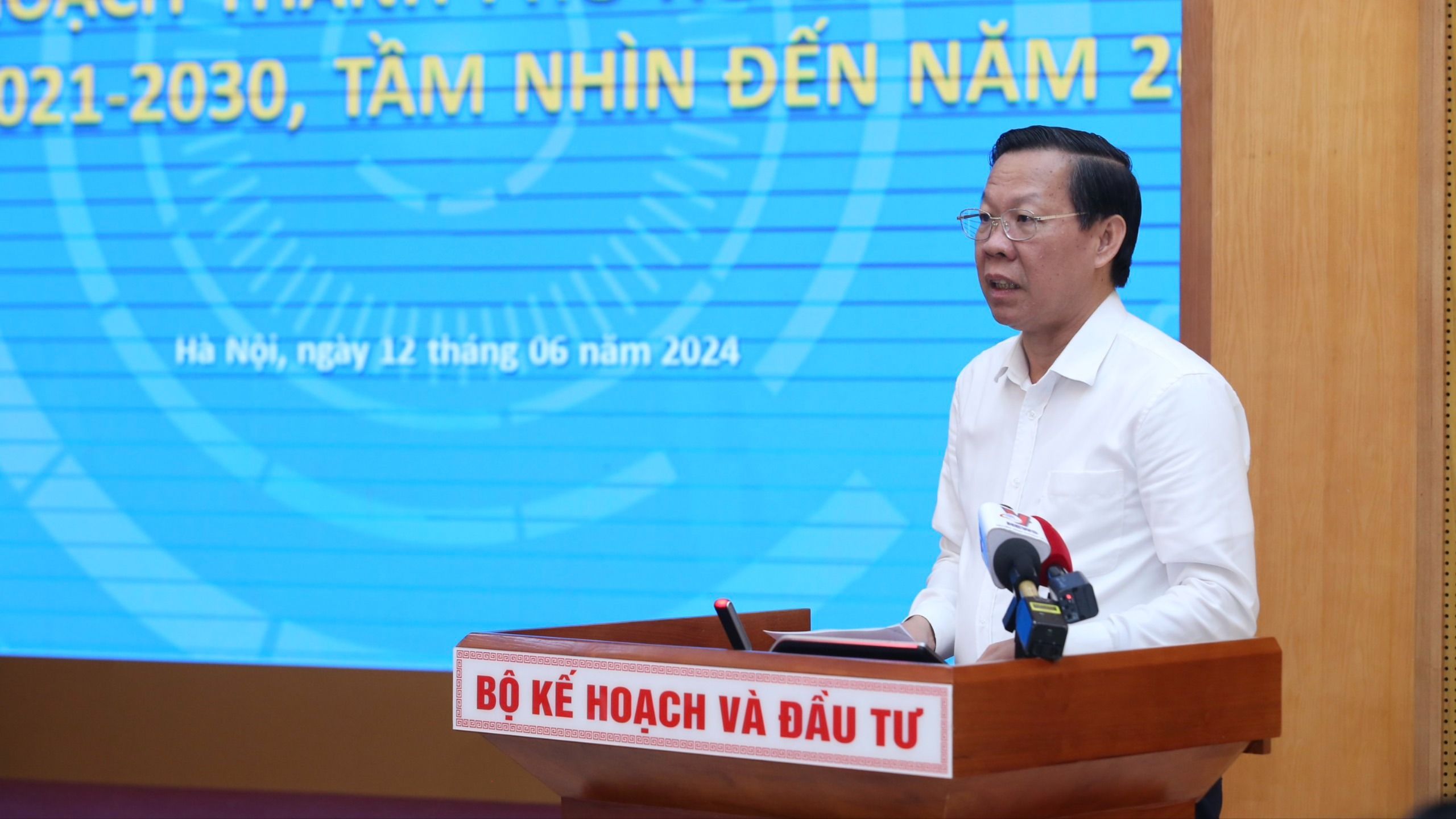 Đồng chí Phan Văn Mãi, Chủ tịch UBND TP. Hồ Chí Minh phát biểu tại hội nghị.